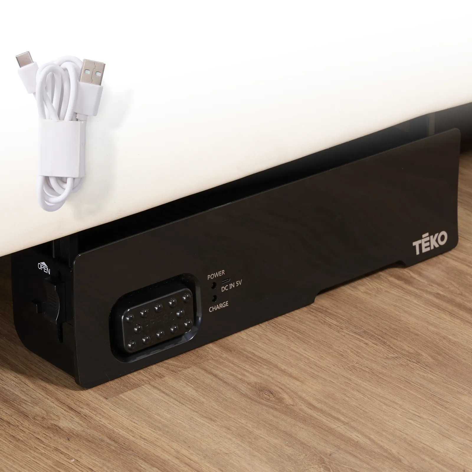 TĒKO — In the room, warm light